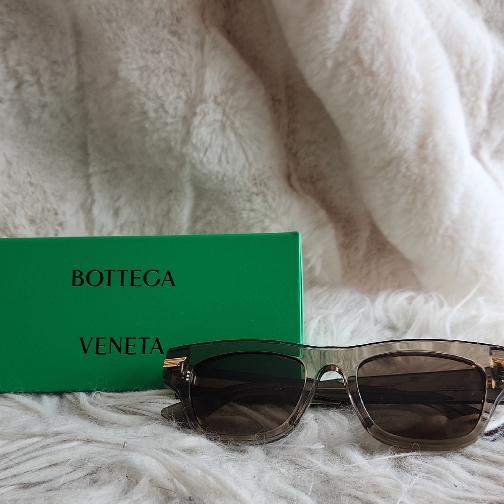 Unisex Bottega Veneta Sunglasses with Green Case